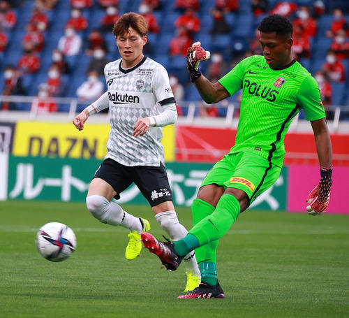 浦和神戸　神戸古橋（左）のチャージ直前にボールを蹴り出す浦和GK鈴木（撮影・中島郁夫）