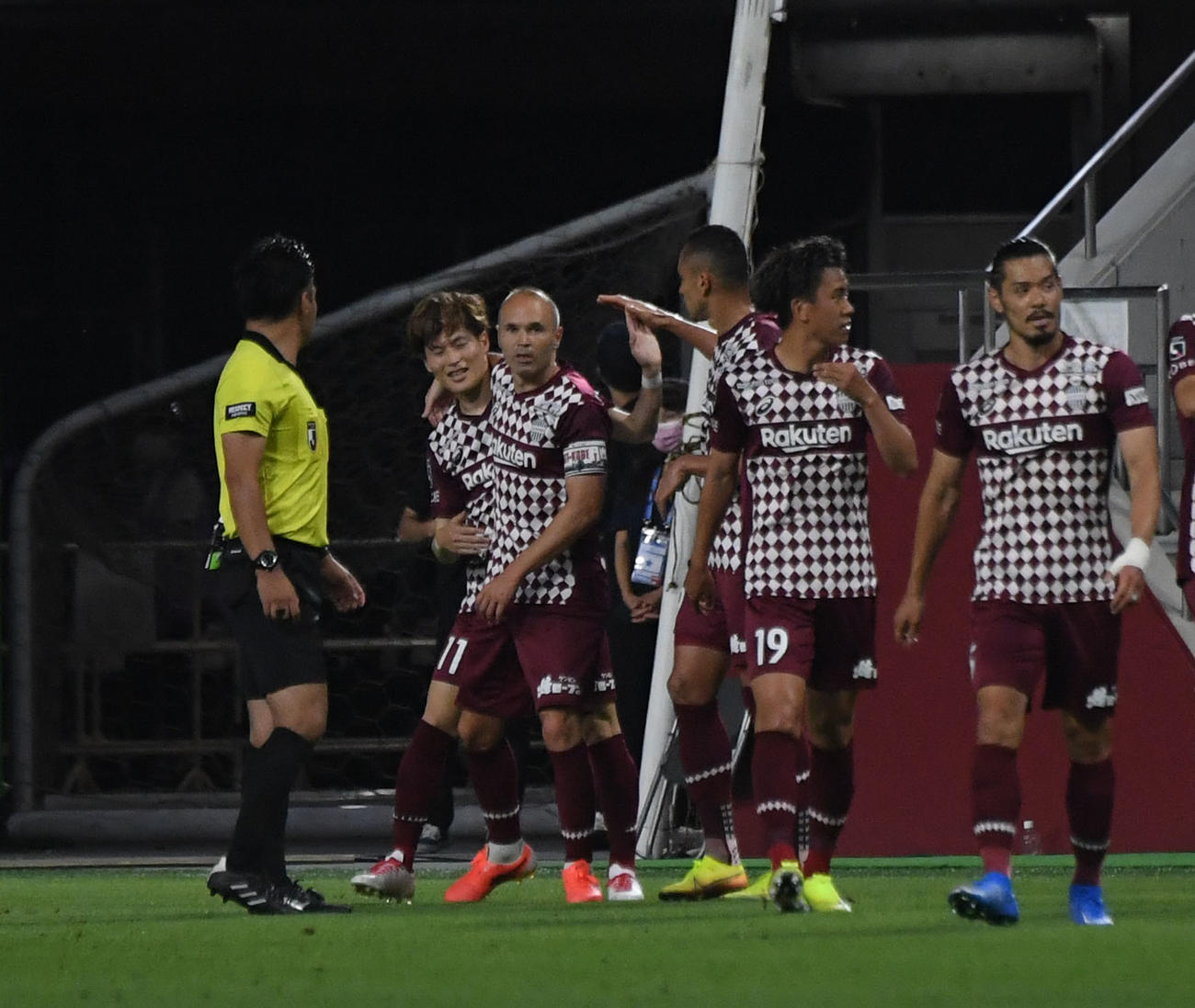 神戸対横浜FC　　後半、ハットトリックを決め喜ぶ神戸古橋（左から2人目）とイニエスタ（左から3人目）（撮影・滝沢美穂子）