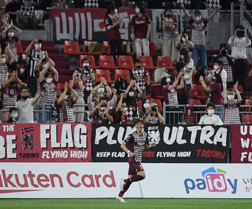 神戸対横浜FC　　後半、ハットトリックを決め喜ぶ神戸古橋とサポーター（撮影・滝沢美穂子）
