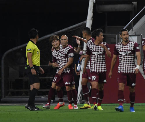 神戸対横浜FC　　後半、ハットトリックを決め喜ぶ神戸古橋（左から2人目）とイニエスタ（左から3人目）（撮影・滝沢美穂子）