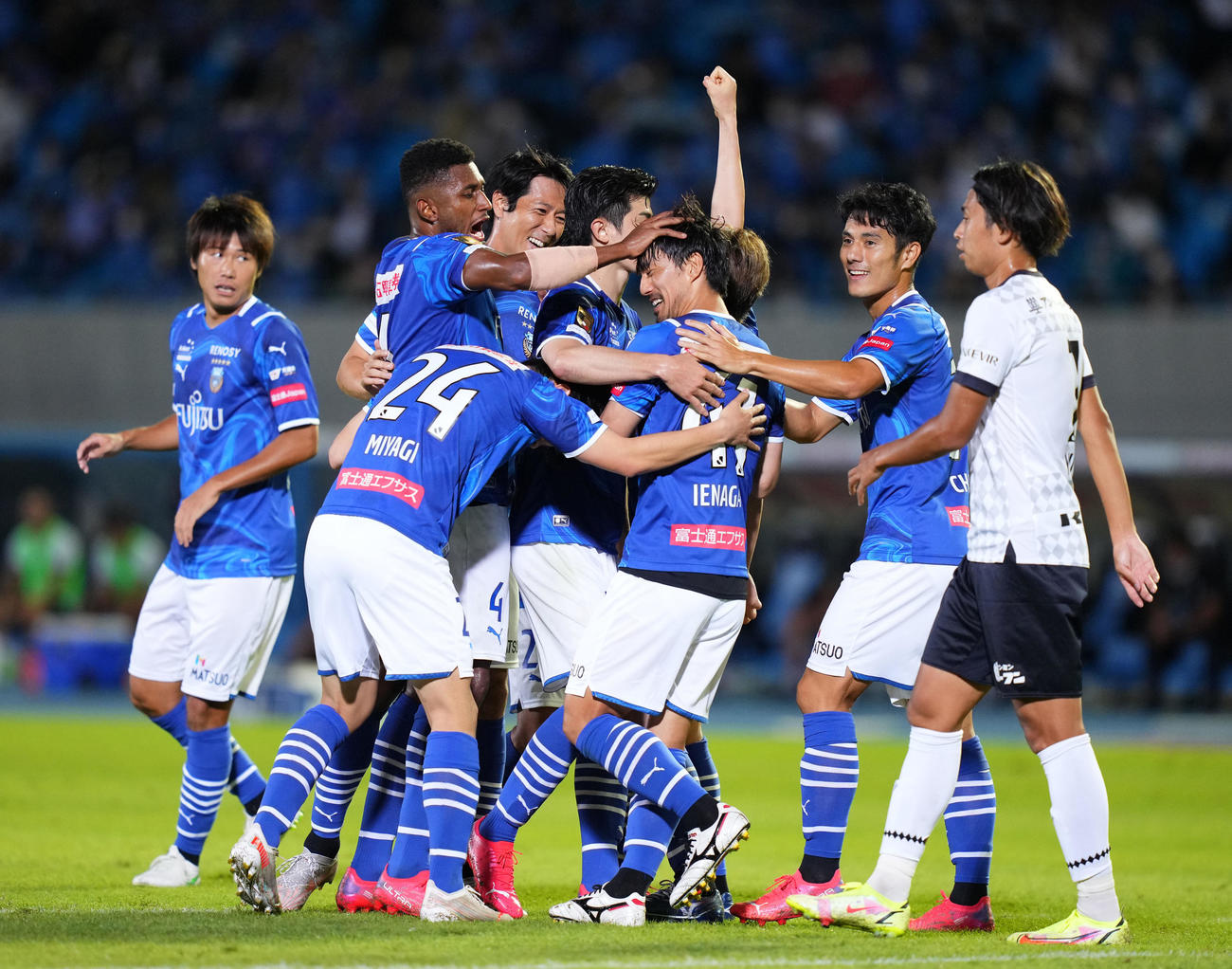 川崎対神戸　後半、家長（右から3人目）がゴールを決め歓喜する川崎イレブン（撮影・横山健太）