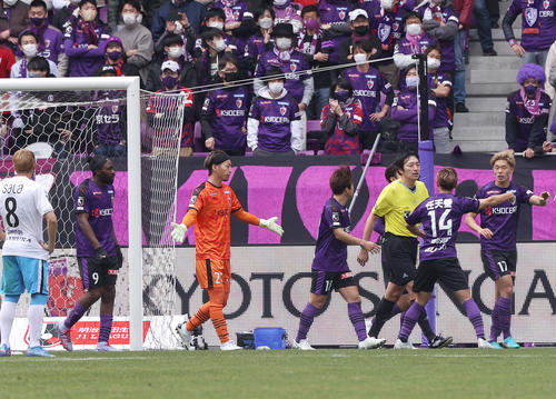 京都対磐田　前半、京都GK上福元（左から3人目）は磐田杉本を倒し退場となる（撮影・上山淳一）