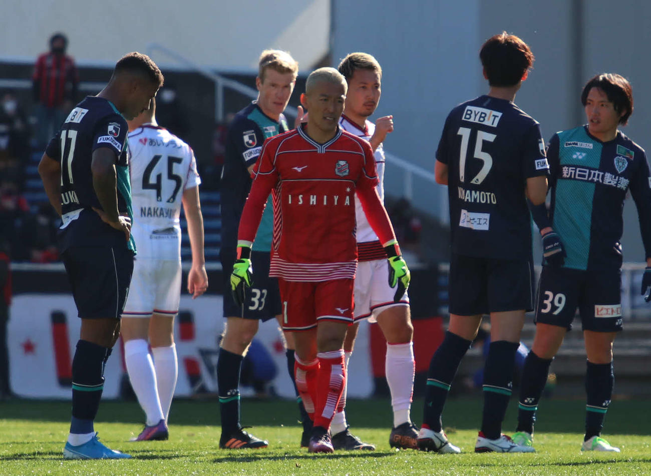 福岡対札幌　引き分けで試合を終え、引き揚げる札幌菅野（中央）（撮影・山崎純一）