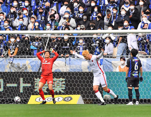 G大阪対鹿島　前半、鹿島鈴木（手前）に勝ち越しゴールを許し頭を抱えるG大阪GK石川ら（2021年2月19日撮影）