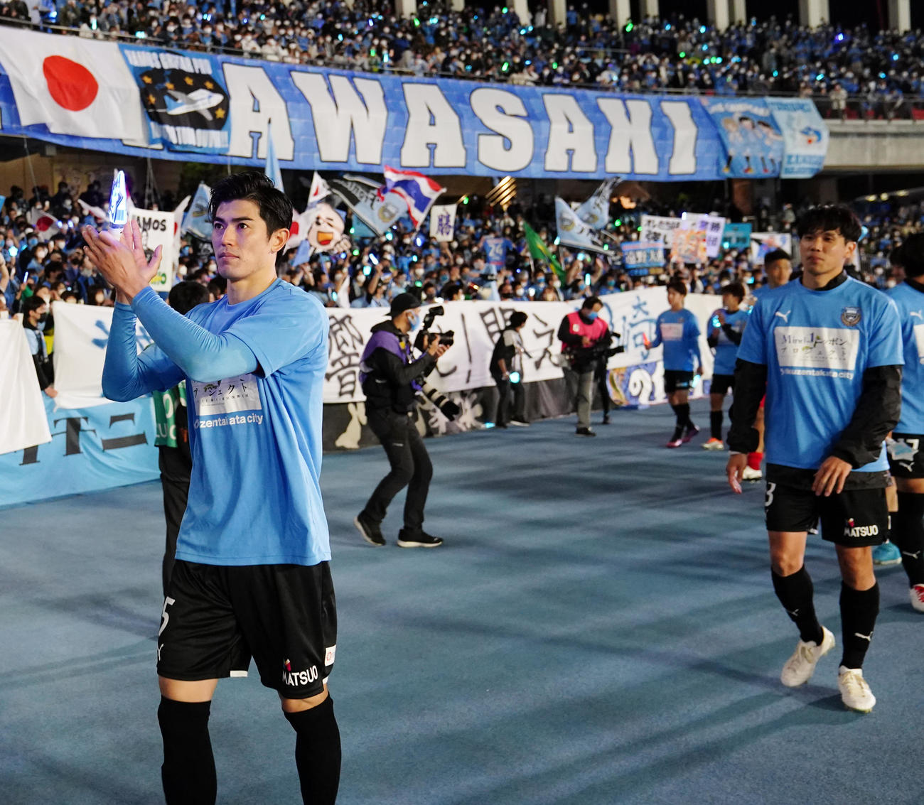 川崎F谷口彰悟（左）と山根視来（2022年4月9日撮影）