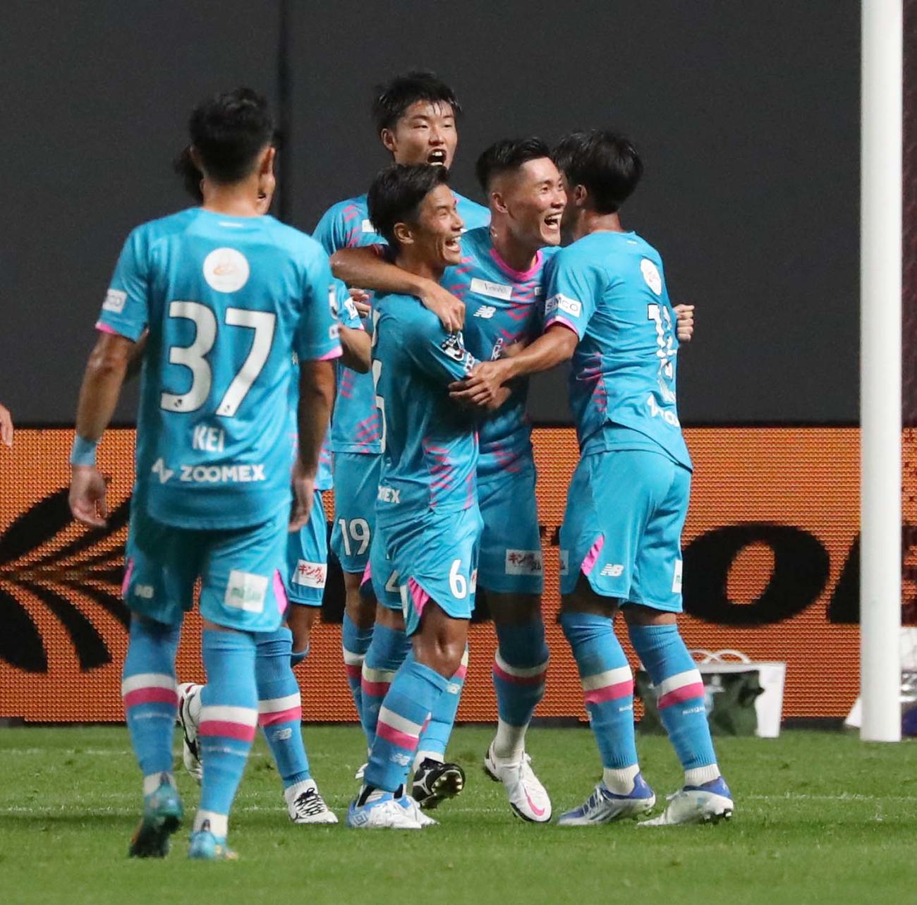 22年8月20日、札幌対鳥栖　後半、ゴールを決め抱き合う鳥栖ファン・ソッコ（右から2人目）