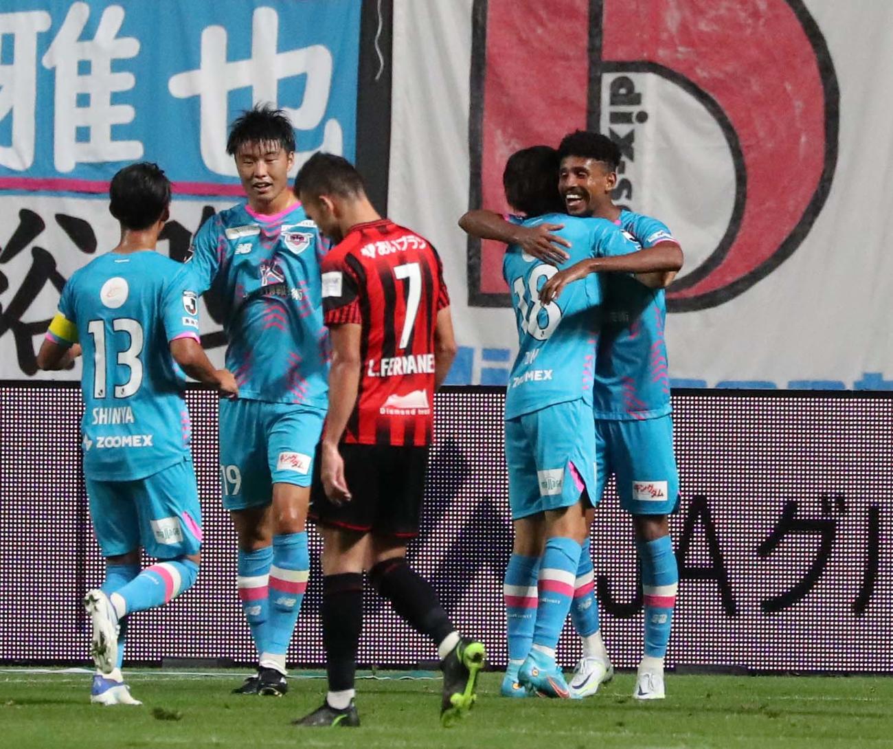22年8月20日、札幌対鳥栖　後半、ゴールを決め抱き合う鳥栖ジエゴ（右端）