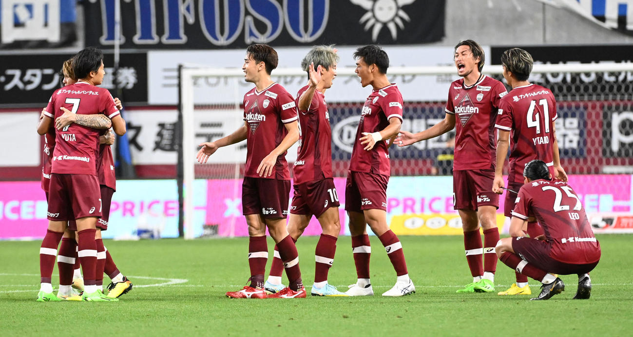 神戸対G大阪　G大阪に逆転勝ち、喜ぶ神戸イレブン（撮影・前岡正明）