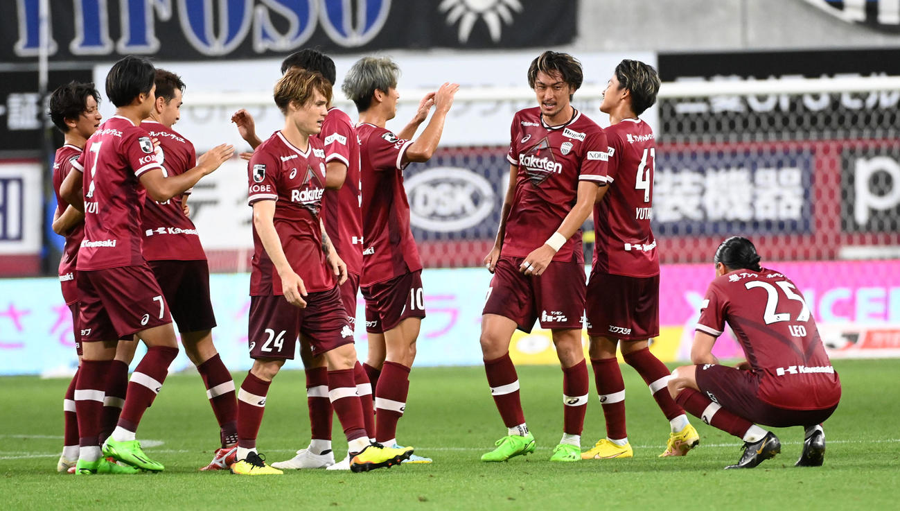 神戸対G大阪　G大阪に逆転勝ち、喜ぶ神戸イレブン（撮影・前岡正明）