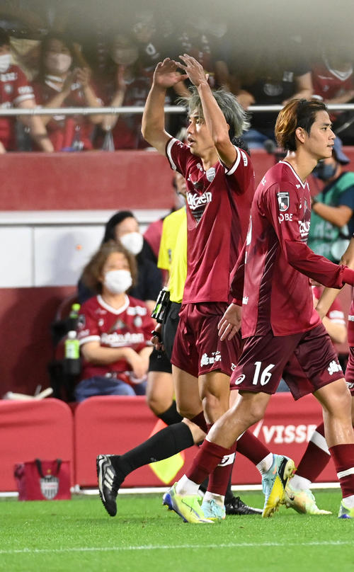 神戸対G大阪　後半、決勝ゴールを決めサポーターに丸印を出す神戸大迫（撮影・前岡正明）