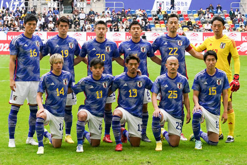 2022年9月23日、日本－米国戦の試合前、集合写真に納まる日本代表。前列左から伊東純也、久保建英、守田英正、前田大然、鎌田大地、後列左から冨安健洋、酒井宏樹、中山雄太、遠藤航、吉田麻也、GK権田修一