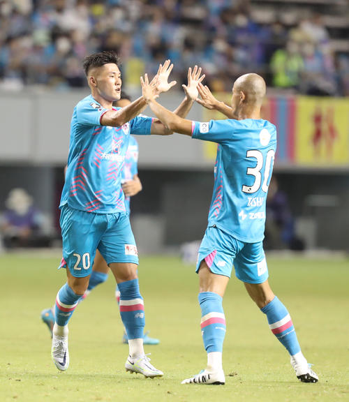 鳥栖ファン・ソッコ（左）と田代雅也（22年7月16日撮影）