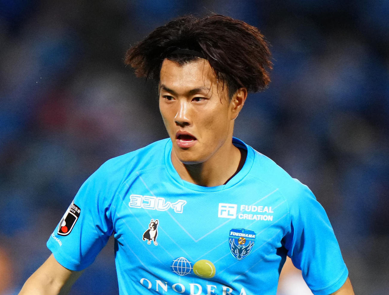 22年10月、金沢戦でボールをキープする横浜FC小川