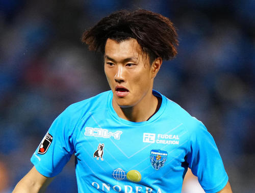22年10月、金沢戦でボールをキープする横浜FC小川