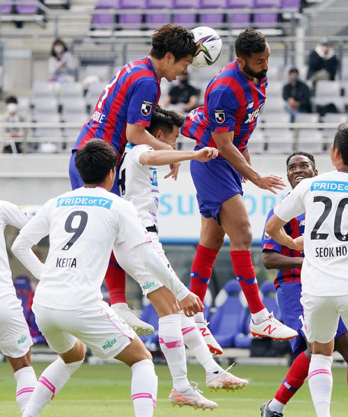 2021年4月、ゴールを決める東京森重（左）