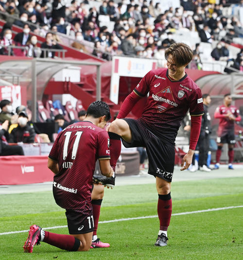ゴールを奪った神戸酒井は武藤（左）に促され靴磨きのポーズ（23年03月4日撮影）