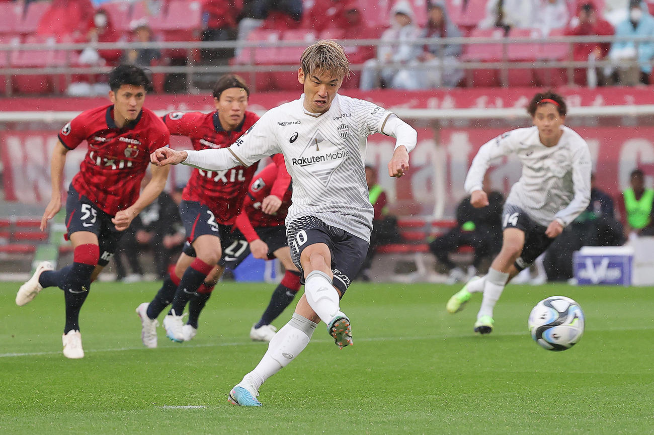 鹿島対神戸　後半、PKでゴールを決める神戸大迫（撮影・足立雅史）