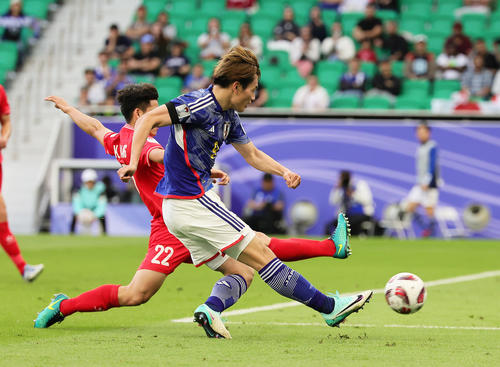 1月14日、アジア杯　日本対ベトナム　後半、シュートを放つ上田（手前）