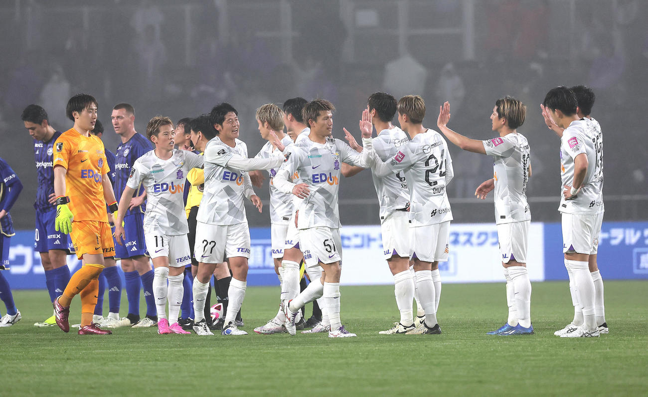町田対広島　町田に勝利し、喜ぶ広島の選手たち（撮影・足立雅史）