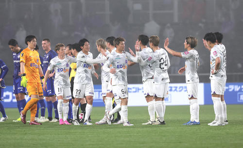 町田対広島　町田に勝利し、喜ぶ広島の選手たち（撮影・足立雅史）