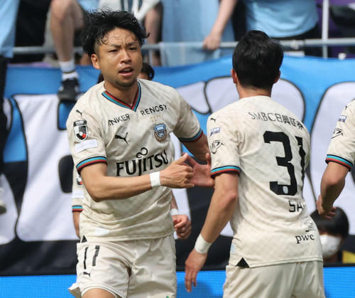 広島対川崎F　後半　同点弾を決めた川崎F小林（左）（撮影・加藤孝規）