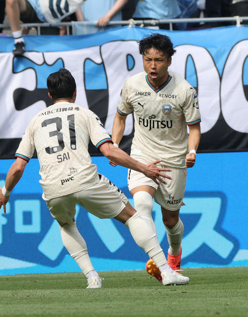 広島対川崎F　後半　同点弾を決めた川崎F小林（右）（撮影・加藤孝規）