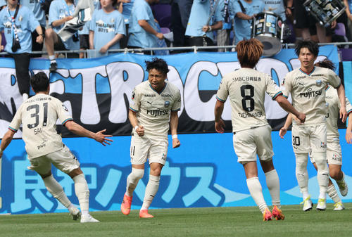 広島対川崎F　後半　同点弾を決めた川崎F小林（左から2人目）（撮影・加藤孝規）