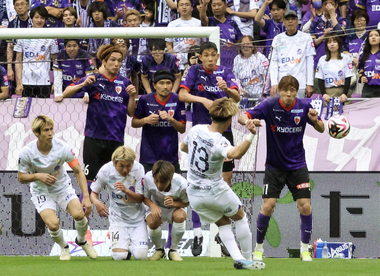 京都―広島　後半、ハットトリックとなるFKを決める広島新井（共同）