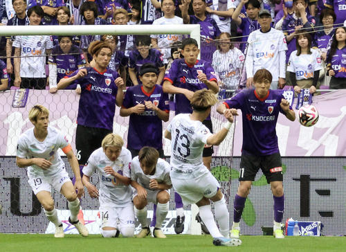 京都―広島　後半、ハットトリックとなるFKを決める広島新井（共同）