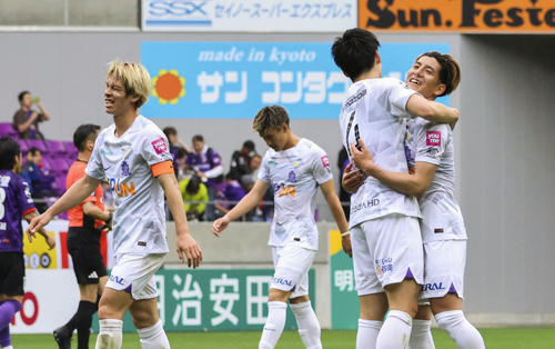 京都に勝利し、喜ぶ新井（右端）ら広島の選手たち（共同）