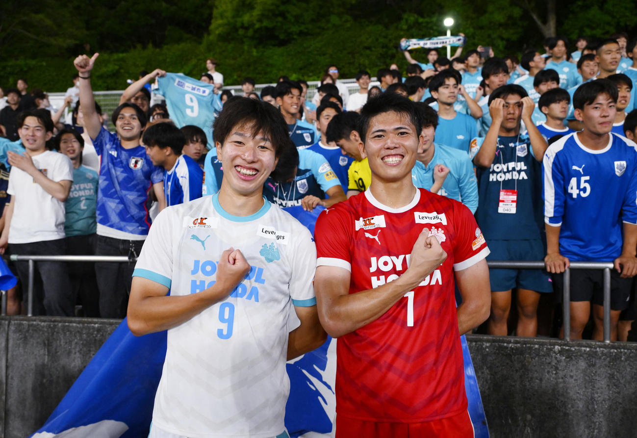 PK戦の末、町田に勝利し笑顔で写真に納まる筑波大の内野（左）とGK佐藤（共同）