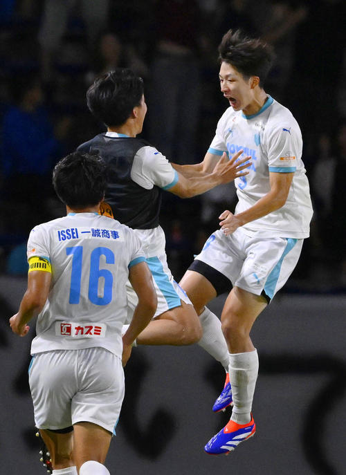 町田対筑波大　後半終了間際、ゴールを決め跳び上がって喜ぶ筑波大・内野（右）（共同）