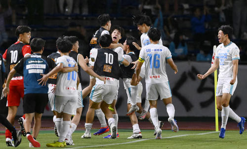 町田－筑波大　後半終了間際、内野（中央）がゴールを決め、大喜びの筑波大