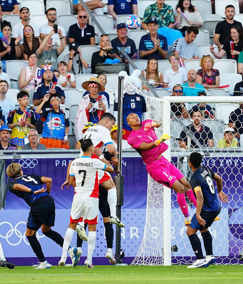 日本対パラグアイ　前半、ボールをクリアするGK小久保（右から2人目）（2024年7月24日撮影）