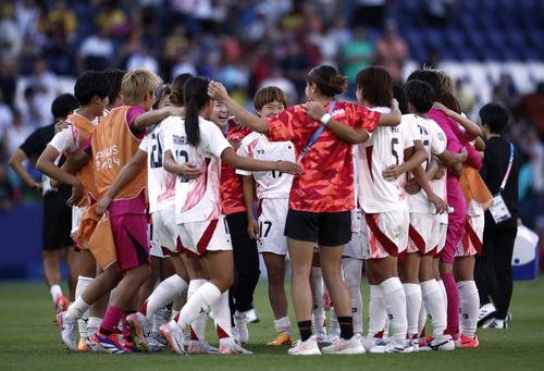 日本対ブラジル　逆転勝ちを収め輪になって喜ぶなでしこの選手たち（ロイター）