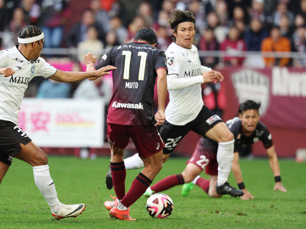 神戸対湘南　前半、佐々木（右端）からパスを受けゴールを決める神戸武藤（撮影・前田充）