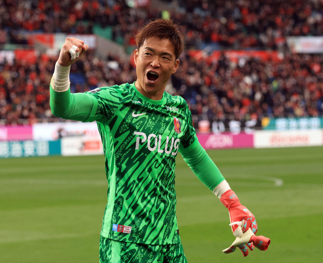 浦和対岡山　1－0で今季初勝利を挙げ、自身200試合完封となった浦和西川は雄たけびを上げて場内1周する（2025年3月8日撮影）