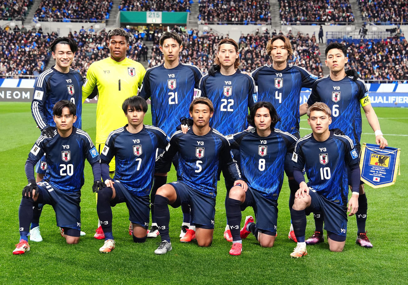 日本対バーレーン　試合前、集合写真に納まる日本代表の選手たち。前列左から久保、三笘、守田、南野、堂安、後列左から上田、鈴木、伊藤、瀬古、板倉、遠藤（2025年3月20日撮影）