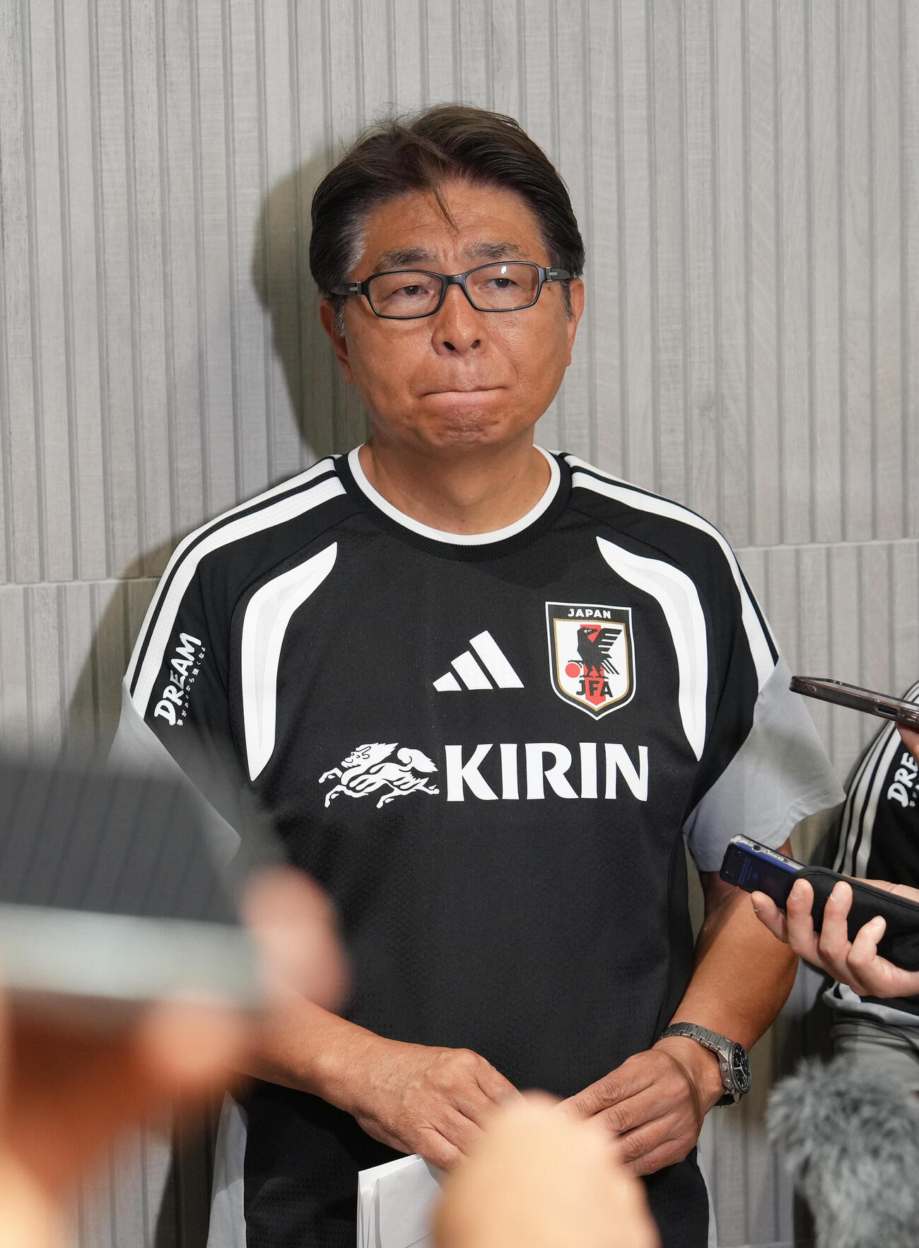 サッカー日本代表W杯北中米大会ベースキャンプ　遠藤航の離脱について説明する山本昌邦技術委員長兼ナショナルチームダイレクター（撮影・足立雅史）