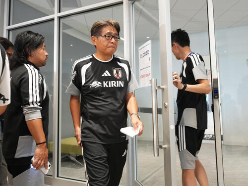 サッカー日本代表W杯北中米大会ベースキャンプ　遠藤航の離脱についての説明を終え、厳しい表情で引き揚げる山本昌邦技術委員長兼ナショナルチームダイレクター（中央）（撮影・足立雅史）