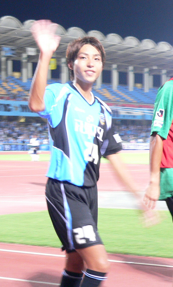 2010年9月、ファンの声援に手を振ってこたえる川崎FのFW小林
