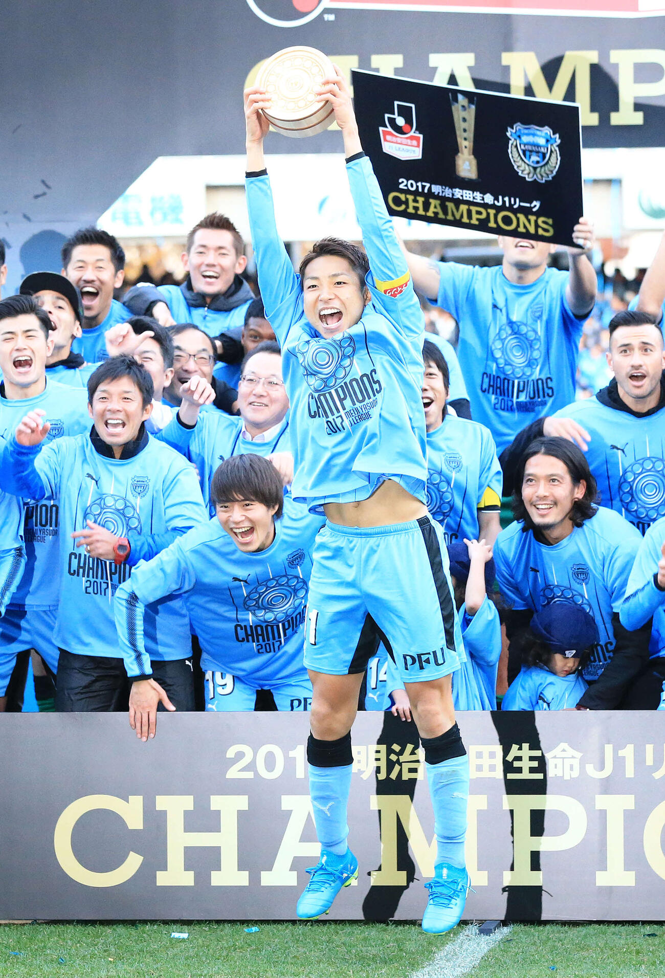 2017年12月、Jリーグ初優勝を決め、川崎F・FW小林悠（中央）は優勝シャーレ（銀皿）の代わりに「おフロ（お風呂）ンターレ」のダジャレから、チーム自作の木製風呂おけを掲げスタジアムをわかせた