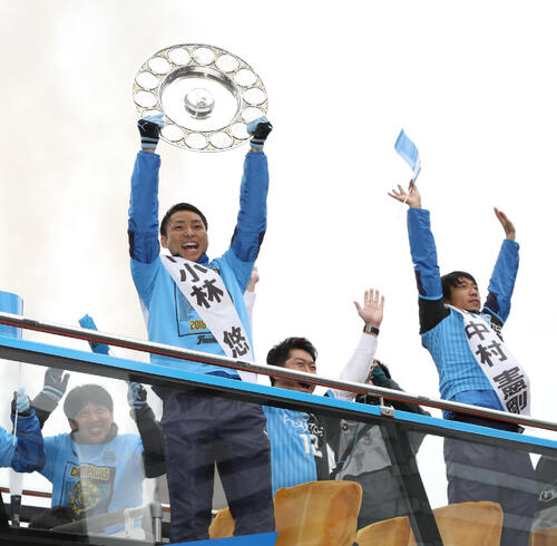 2018年12月、川崎Fの優勝パレードで、シャーレを掲げる小林悠。右は中村憲剛