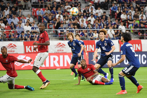日本対トリニダード・トバゴ　後半、懸命にボールを追う日本代表の選手たち。右からMF南野、FW大迫勇、1人おいてMF伊東（撮影・横山健太）