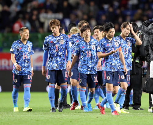 日本対ベネズエラ　ベネズエラに完敗し、厳しい表情の柴崎（右から2人目）らイレブン（撮影・前田充）