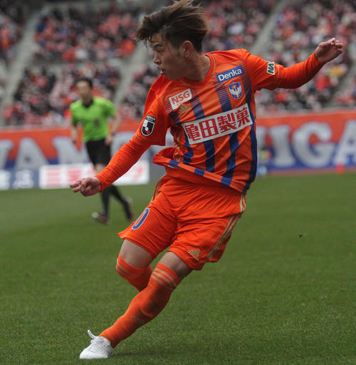 クロスを放つMF本間（6日、長崎戦）
