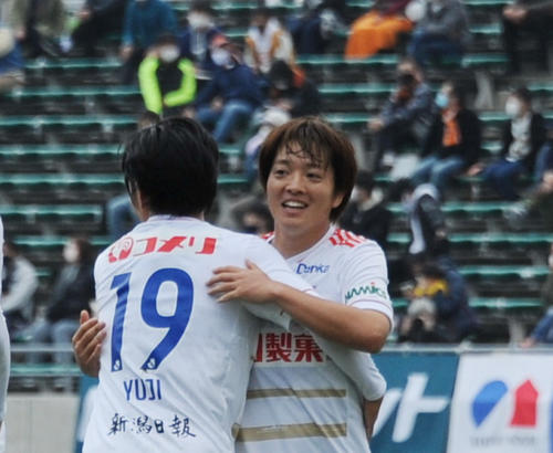 13日の山口戦、高木（右）の2戦連発ゴールをチームメートが祝福
