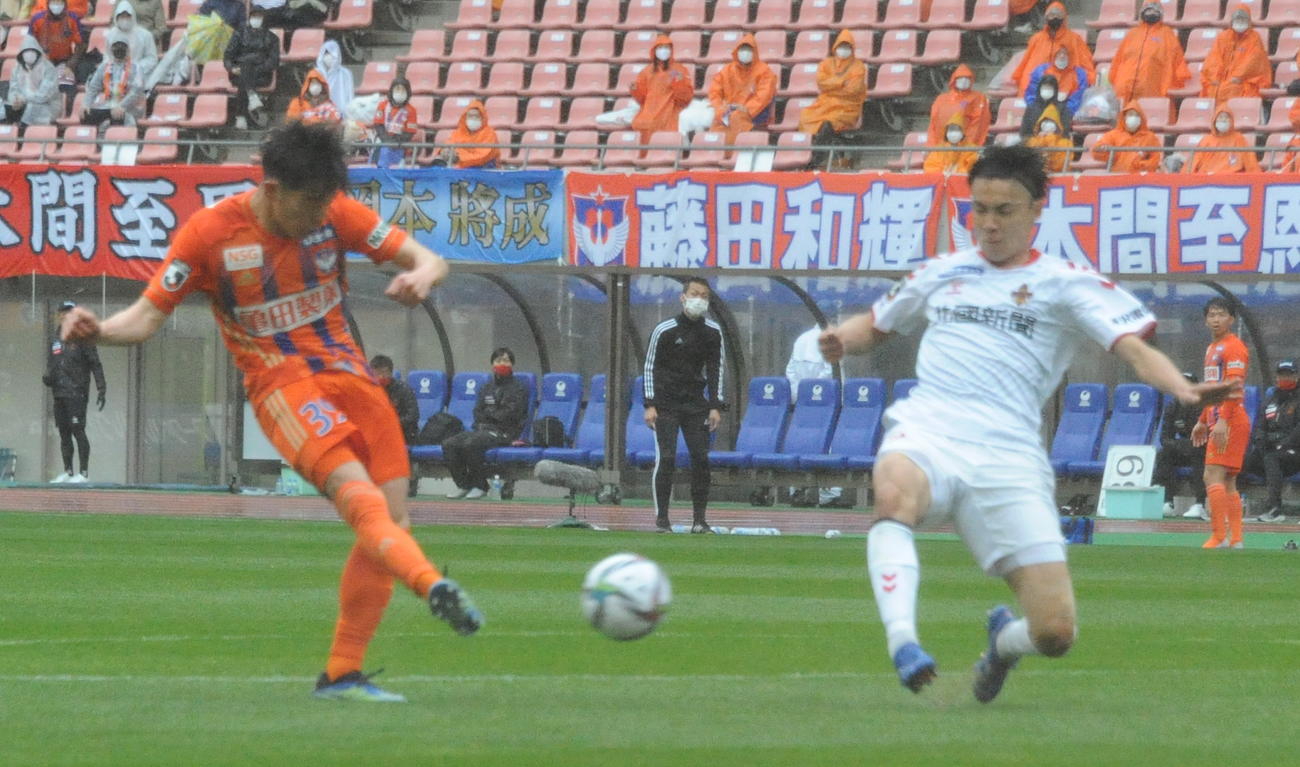 17日の金沢戦で決勝ゴールを挙げた矢村（左）