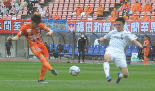 17日の金沢戦で決勝ゴールを挙げた矢村（左）