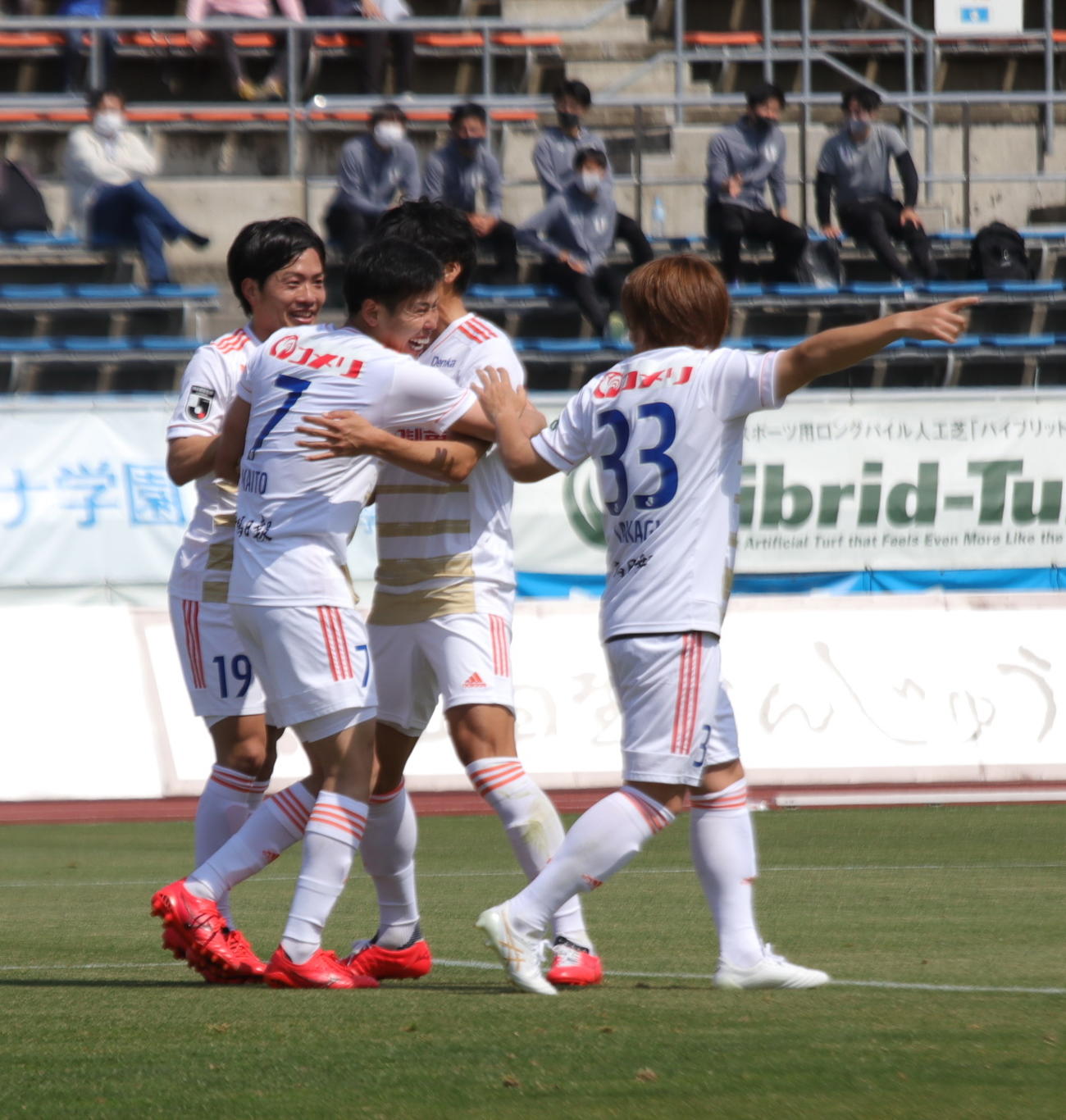 移籍後初ゴールの谷口（7番）をチームメートが祝福（2021年4月23日撮影）